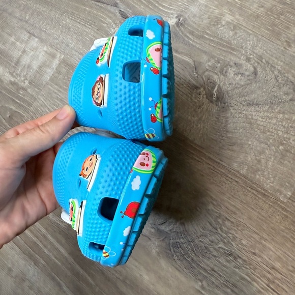 CROCS x Cocomelon Toddlers Classic Clogs Size 9 NWOB - Picture 6 of 8